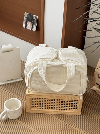 Козметична чанта с голям капацитет, двойно широко отваряне и многослойно отделение; полиестерна външна част и подплата; унисекс