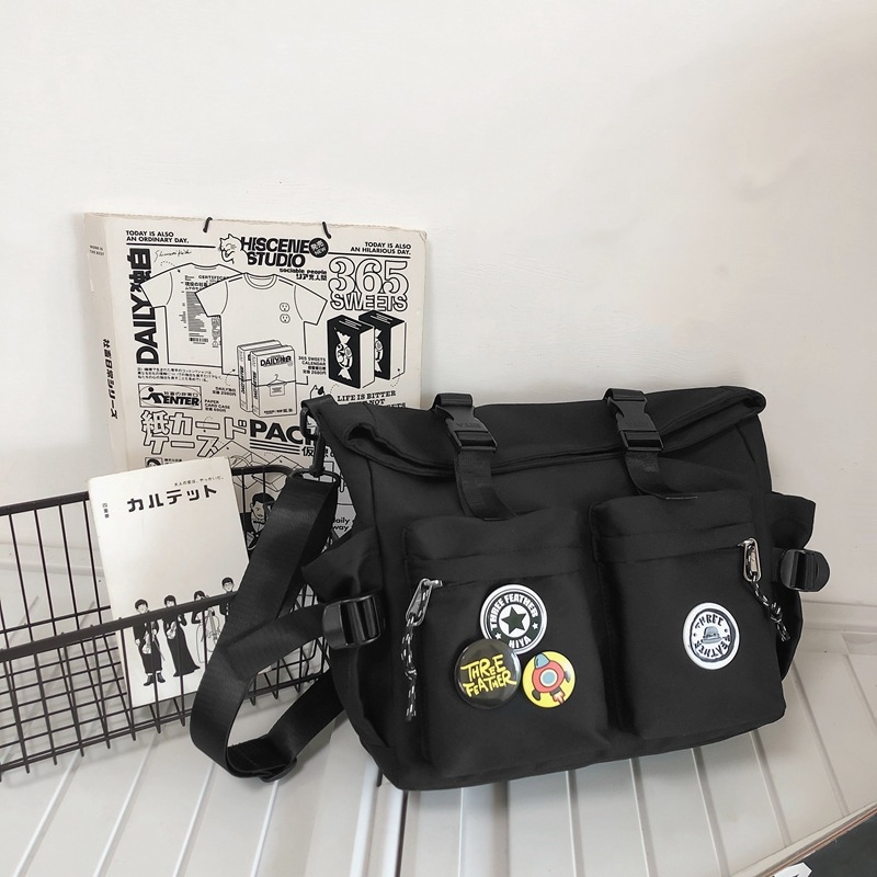 Unisex torba preko ramena u street stilu — najlon, horizontalni kvadratni oblik, otvaranje uz pomoć vrpce i kopče, skriven džep sa zipom