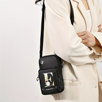 Diagonális keresztpántos telefontáska nylon külsővel, poliészter bélés, cipzáras nyitás, függőleges négyzet alakú forma, egy vállpánttal