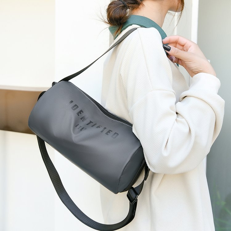Cilindrična muška torbica za ramena – unisex stil, PU materijal, vodootporna i otporna na habanje, jednobojni uzorak, podstava od poliestera