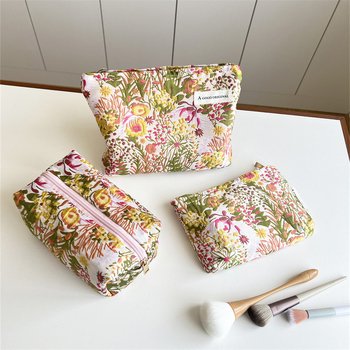 Virágmintás kozmetikai táska — poliészter külső, belső vászon, kézben tartható, mindennapi használatra