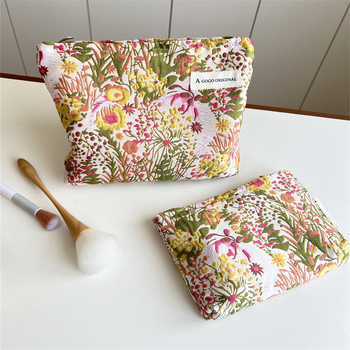 Козметична чанта с флорален принт — полиестерен корпус, подплата от платно, преносима с дръжка за ежедневна употреба