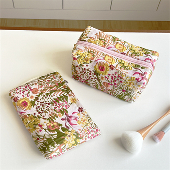 Козметична чанта с флорален принт — полиестерен корпус, подплата от платно, преносима с дръжка за ежедневна употреба