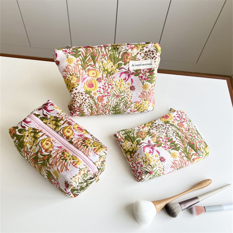 Virágmintás kozmetikai táska — poliészter külső, belső vászon, kézben tartható, mindennapi használatra