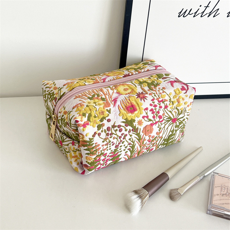 Virágmintás kozmetikai táska — poliészter külső, belső vászon, kézben tartható, mindennapi használatra