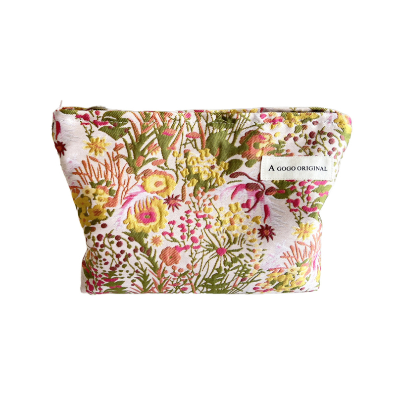 Virágmintás kozmetikai táska — poliészter külső, belső vászon, kézben tartható, mindennapi használatra