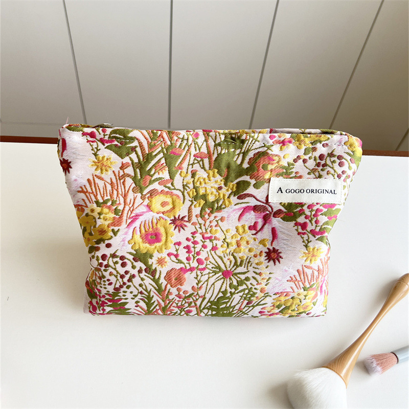 Virágmintás kozmetikai táska — poliészter külső, belső vászon, kézben tartható, mindennapi használatra
