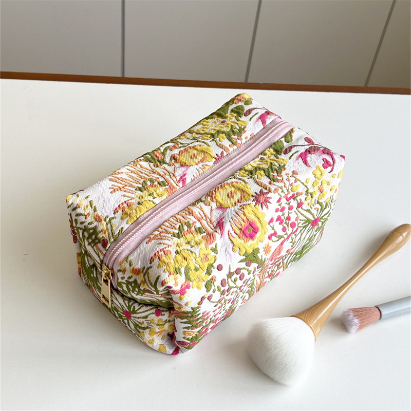Virágmintás kozmetikai táska — poliészter külső, belső vászon, kézben tartható, mindennapi használatra