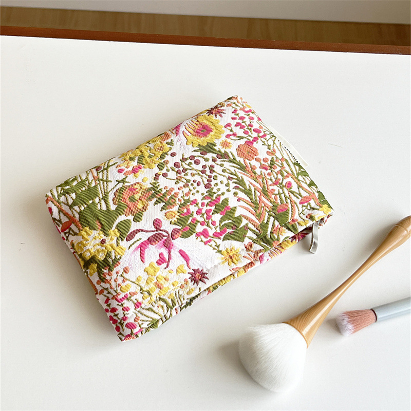Virágmintás kozmetikai táska — poliészter külső, belső vászon, kézben tartható, mindennapi használatra