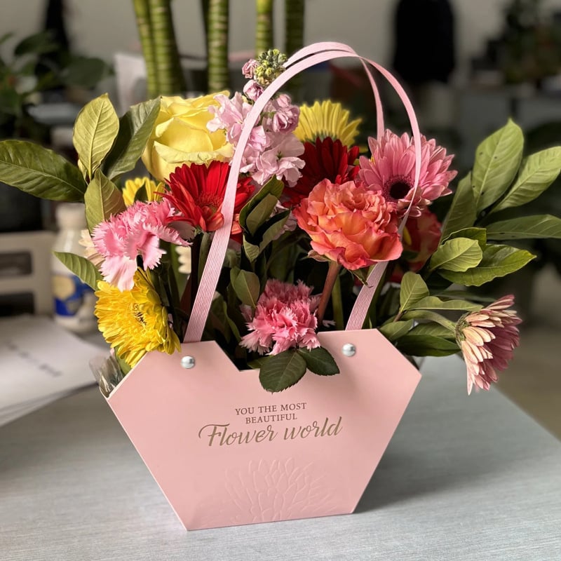 Торба за цветя и подарък със сърцевидна форма, от специална хартия, подходяща за букети и подаръчна опаковка.