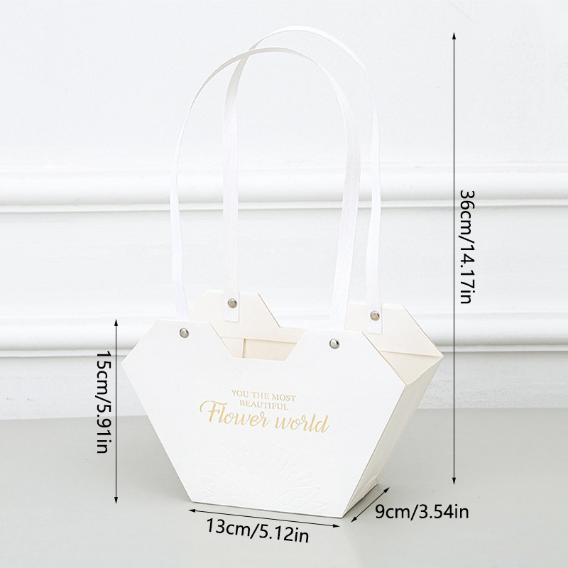Торба за цветя и подарък със сърцевидна форма, от специална хартия, подходяща за букети и подаръчна опаковка.
