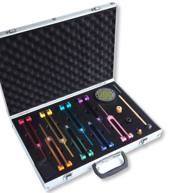 Комплект от осем tuning forks с активационни блокове; твърда алуминиева сплав; модел 136.1Hz-272.2Hz; честоти: 126.22, 136.1, 141.27, 172.06, 194.18, 210.42, 221.23; за музикална терапия, физиотерапия и йога