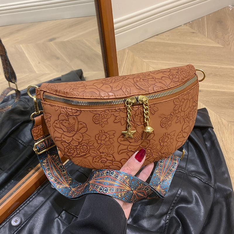 Crossbody torba s retro floralnim reljefom, velika zapremina, jednostruki remen (Materijal: PU, Podstava: poliester, Otvaranje: zatvarač, Unutarnja džep sa zatvaračem, Tvrdoća: srednje tvrda)