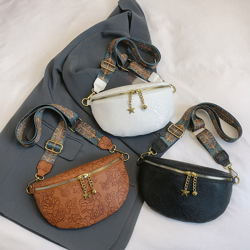 Crossbody torba s retro floralnim reljefom, velika zapremina, jednostruki remen (Materijal: PU, Podstava: poliester, Otvaranje: zatvarač, Unutarnja džep sa zatvaračem, Tvrdoća: srednje tvrda)