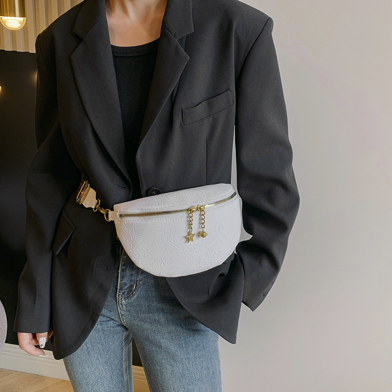 Crossbody torba s retro floralnim reljefom, velika zapremina, jednostruki remen (Materijal: PU, Podstava: poliester, Otvaranje: zatvarač, Unutarnja džep sa zatvaračem, Tvrdoća: srednje tvrda)