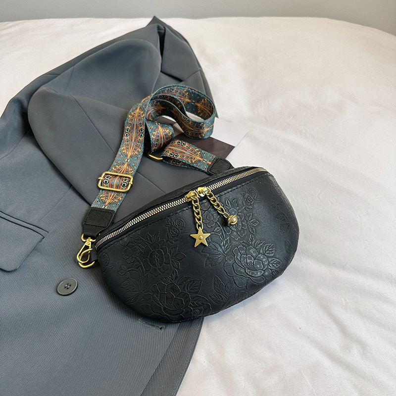 Crossbody torba s retro floralnim reljefom, velika zapremina, jednostruki remen (Materijal: PU, Podstava: poliester, Otvaranje: zatvarač, Unutarnja džep sa zatvaračem, Tvrdoća: srednje tvrda)