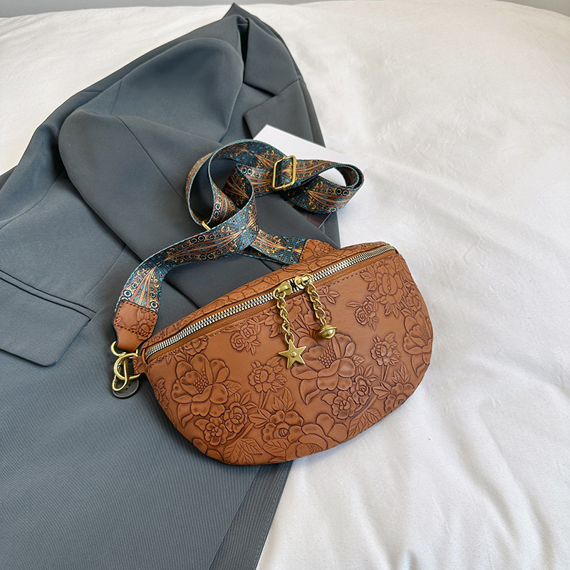 Crossbody torba s retro floralnim reljefom, velika zapremina, jednostruki remen (Materijal: PU, Podstava: poliester, Otvaranje: zatvarač, Unutarnja džep sa zatvaračem, Tvrdoća: srednje tvrda)