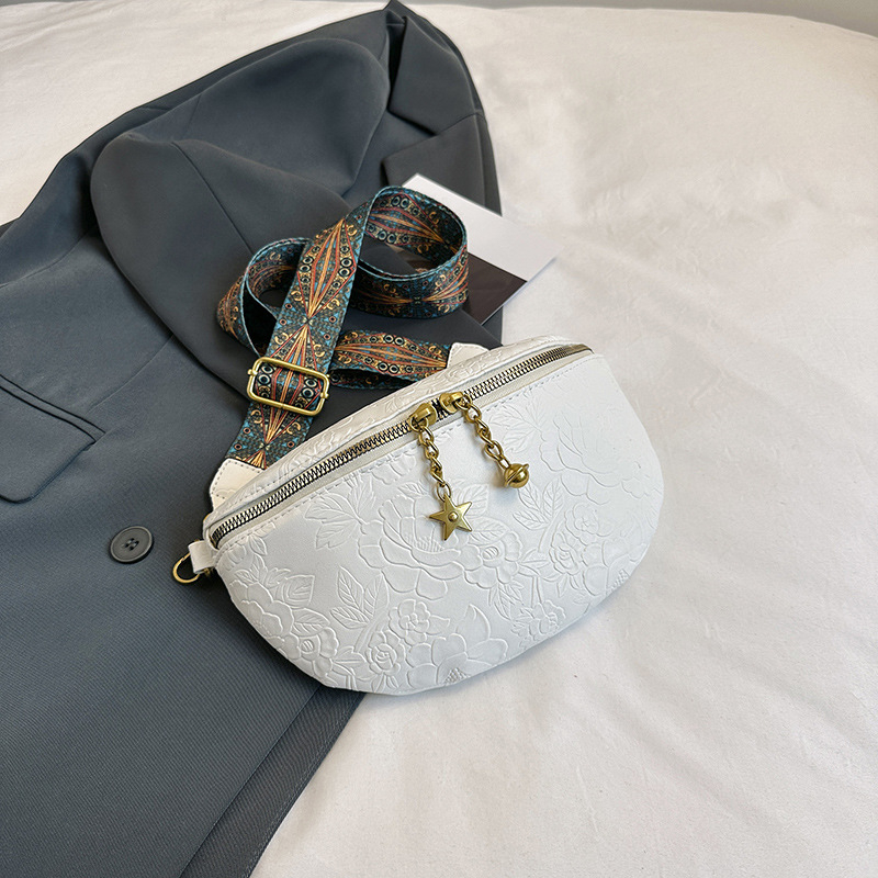 Crossbody torba s retro floralnim reljefom, velika zapremina, jednostruki remen (Materijal: PU, Podstava: poliester, Otvaranje: zatvarač, Unutarnja džep sa zatvaračem, Tvrdoća: srednje tvrda)