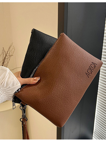 Clutch torbica u stilu street fashion, materijal PU, horizontalni kvadrati oblik, zatvaranje zipom, unutarnja laminirana struktura džepa