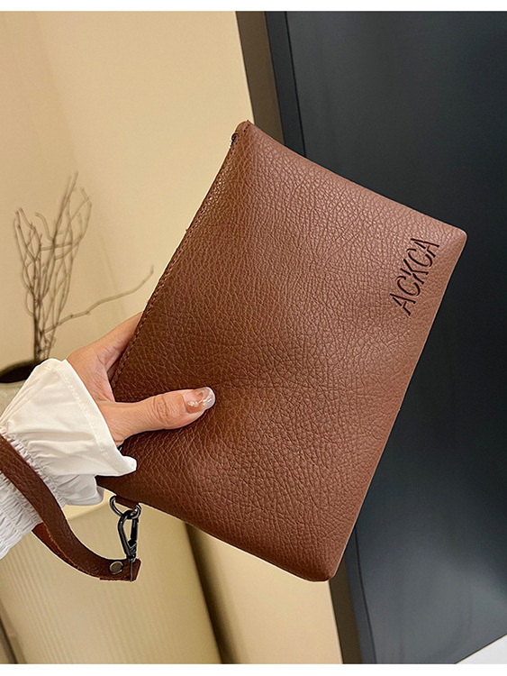 Clutch torbica u stilu street fashion, materijal PU, horizontalni kvadrati oblik, zatvaranje zipom, unutarnja laminirana struktura džepa