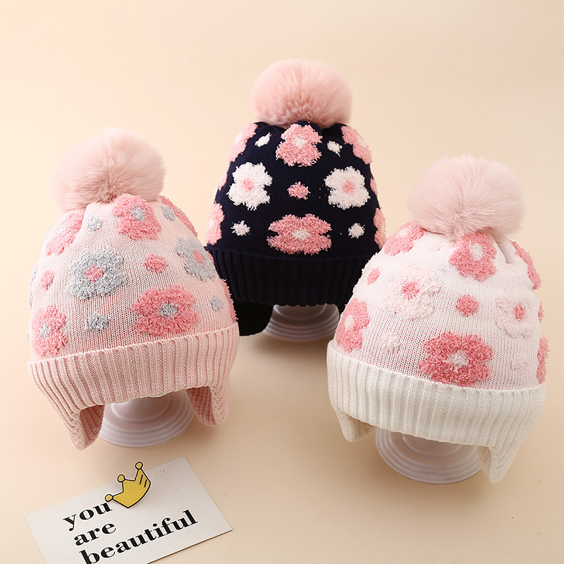 Zimska dječja pletena kapa s cvjetnim uzorkom, zaštita za uši, podstavljena fleeceom, pom-pom