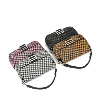 Τσάντα ώμου με διαμαντοκοσμητικά στοιχεία, crossbody σε οριζόντιο τετράγωνο σχήμα, κλειστό άνοιγμα, επένδυση πολυεστέρα, εσωτερική θήκη ID, καλοκαίρι 2024