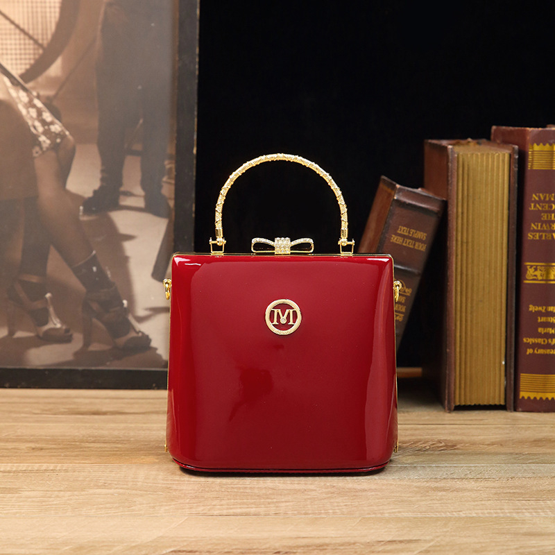 Geantă bucket cu clips, în stil Kelly, material PU, siluetă verticală pătrată, închidere clapetă, căptușeală nylon