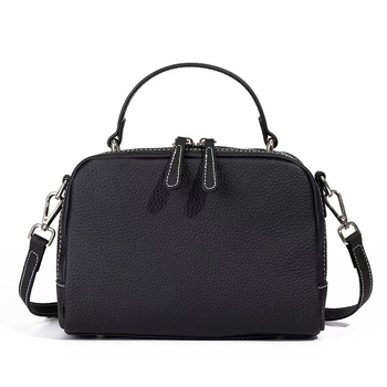 Kézitáska természetes bőrből, első réteg tehénbőrből, vízszintes négyszögletes forma, cipzárral zárható, poliészter bélés