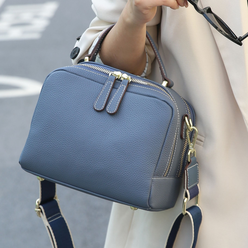 Kézitáska természetes bőrből, első réteg tehénbőrből, vízszintes négyszögletes forma, cipzárral zárható, poliészter bélés