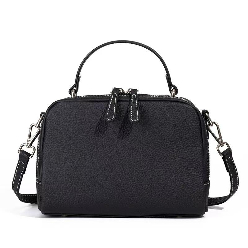 Kézitáska természetes bőrből, első réteg tehénbőrből, vízszintes négyszögletes forma, cipzárral zárható, poliészter bélés