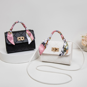 PU anyagú vízszintes négyzet alakú táska fedéllel, záródás, puha, bélés nélkül, ID-zseb, egyrészes vállpánt, mindennapi használat, 2025 tavasza