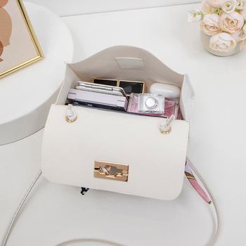 PU anyagú vízszintes négyzet alakú táska fedéllel, záródás, puha, bélés nélkül, ID-zseb, egyrészes vállpánt, mindennapi használat, 2025 tavasza