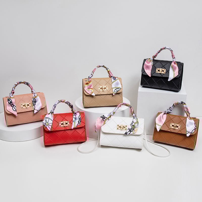 PU anyagú vízszintes négyzet alakú táska fedéllel, záródás, puha, bélés nélkül, ID-zseb, egyrészes vállpánt, mindennapi használat, 2025 tavasza