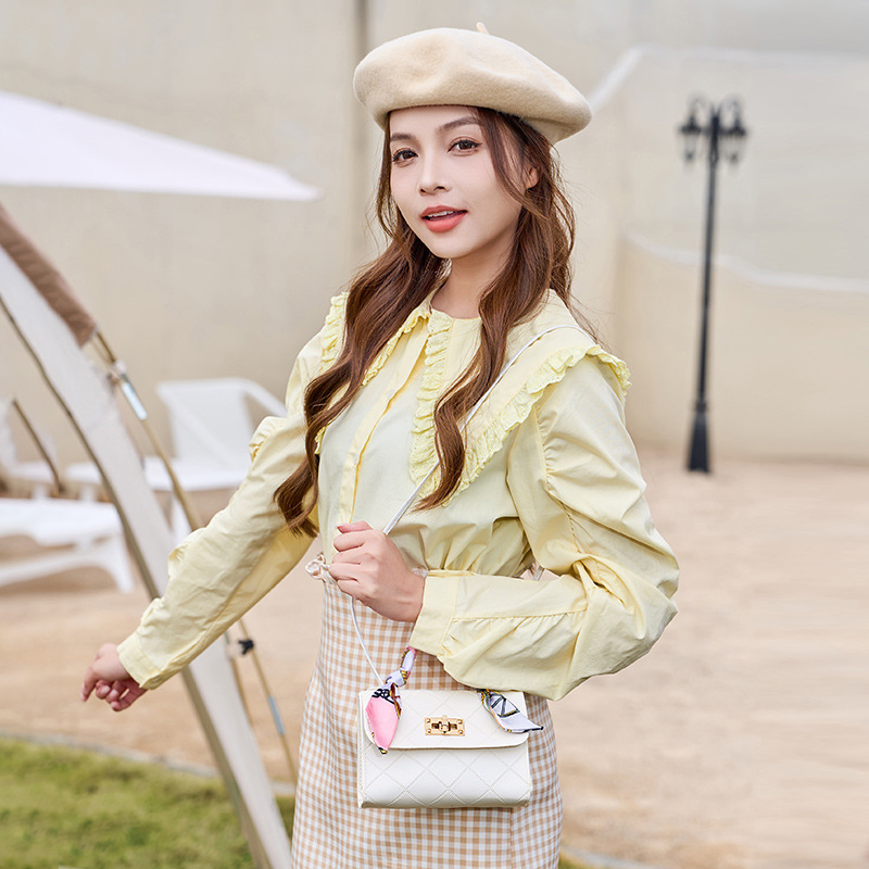 PU anyagú vízszintes négyzet alakú táska fedéllel, záródás, puha, bélés nélkül, ID-zseb, egyrészes vállpánt, mindennapi használat, 2025 tavasza