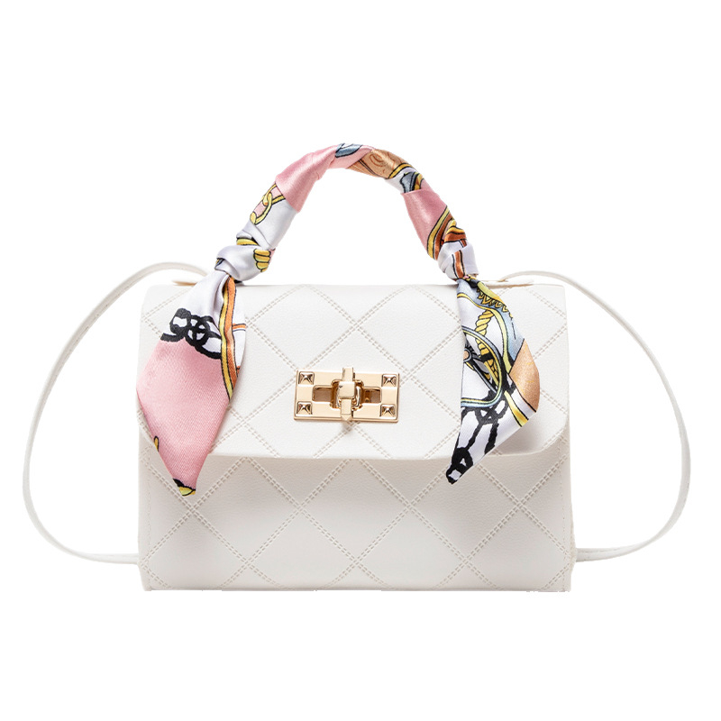 PU anyagú vízszintes négyzet alakú táska fedéllel, záródás, puha, bélés nélkül, ID-zseb, egyrészes vállpánt, mindennapi használat, 2025 tavasza