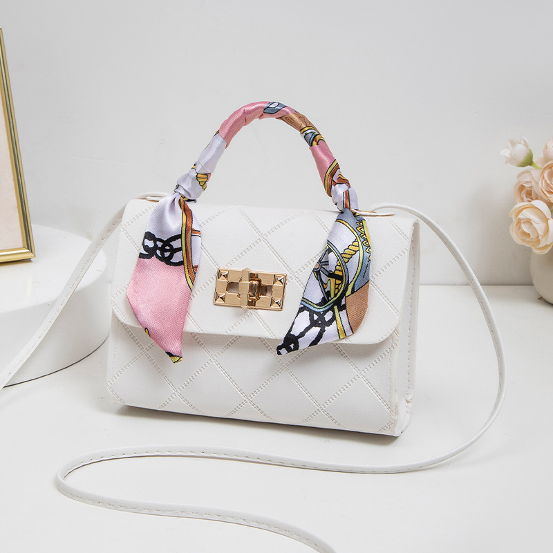 PU anyagú vízszintes négyzet alakú táska fedéllel, záródás, puha, bélés nélkül, ID-zseb, egyrészes vállpánt, mindennapi használat, 2025 tavasza