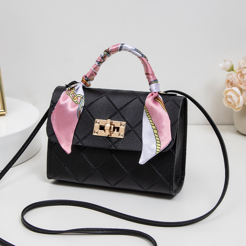 PU anyagú vízszintes négyzet alakú táska fedéllel, záródás, puha, bélés nélkül, ID-zseb, egyrészes vállpánt, mindennapi használat, 2025 tavasza