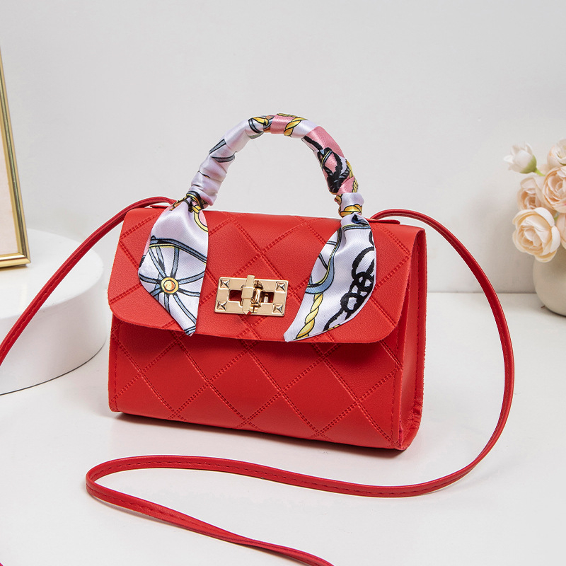 PU anyagú vízszintes négyzet alakú táska fedéllel, záródás, puha, bélés nélkül, ID-zseb, egyrészes vállpánt, mindennapi használat, 2025 tavasza