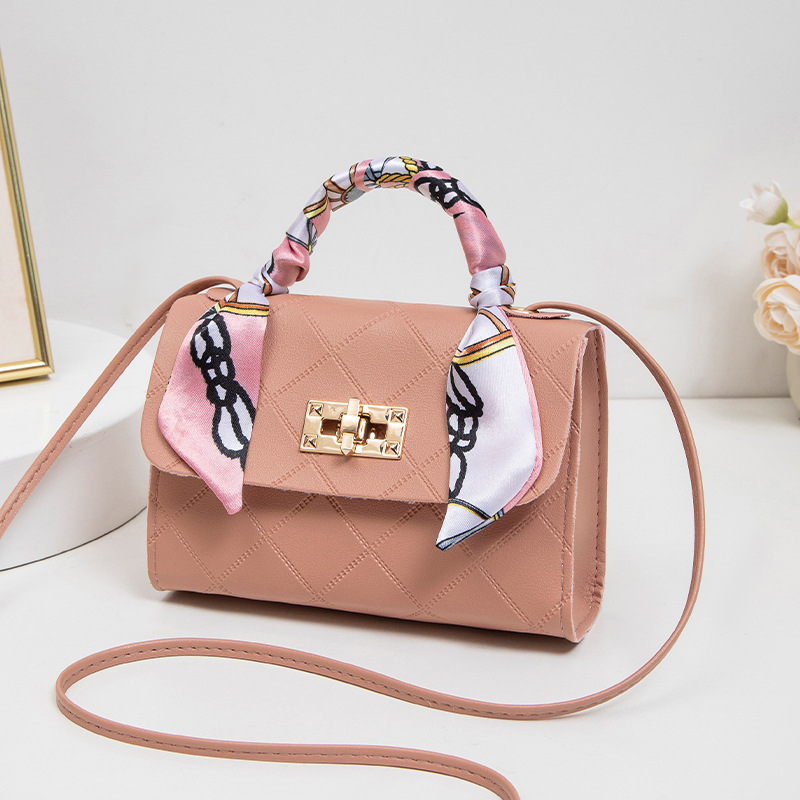 PU anyagú vízszintes négyzet alakú táska fedéllel, záródás, puha, bélés nélkül, ID-zseb, egyrészes vállpánt, mindennapi használat, 2025 tavasza