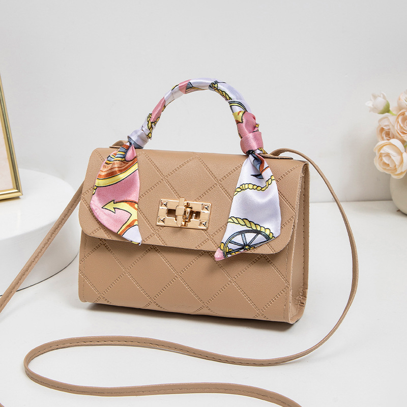 PU anyagú vízszintes négyzet alakú táska fedéllel, záródás, puha, bélés nélkül, ID-zseb, egyrészes vállpánt, mindennapi használat, 2025 tavasza