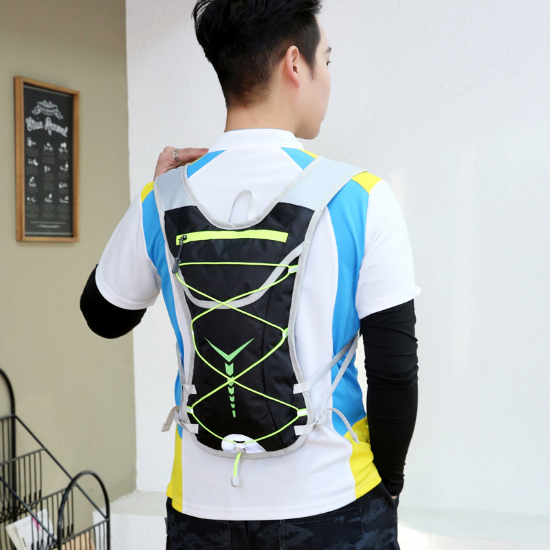 Sportinė kuprinė žygiams ir dviračiams – nailono išorė, poliesterio pamušalas, išlenkti pečių diržai, ultraleid, lengvinanti apkrovą