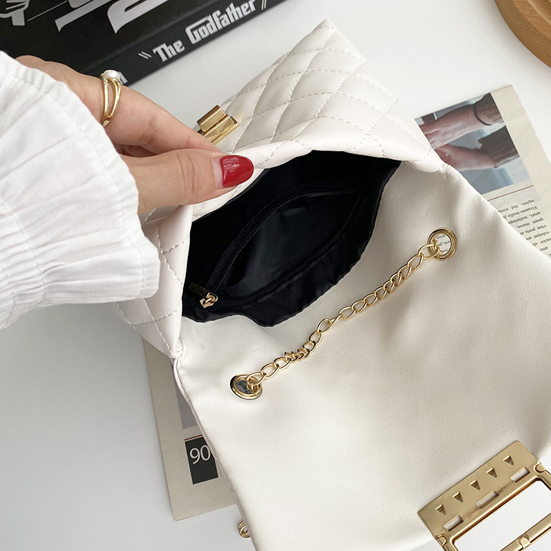 Telefon táska láncos vállpánttal, PU bőr, vízszintes négyszögletes forma, záró mechanizmus, poliészter bélés