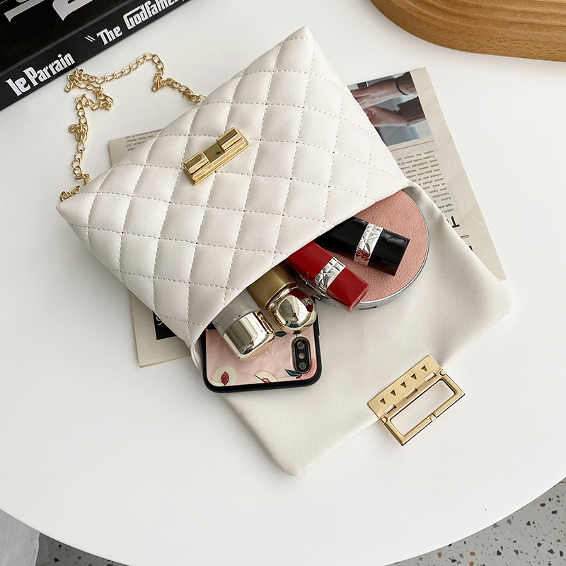 Telefon táska láncos vállpánttal, PU bőr, vízszintes négyszögletes forma, záró mechanizmus, poliészter bélés