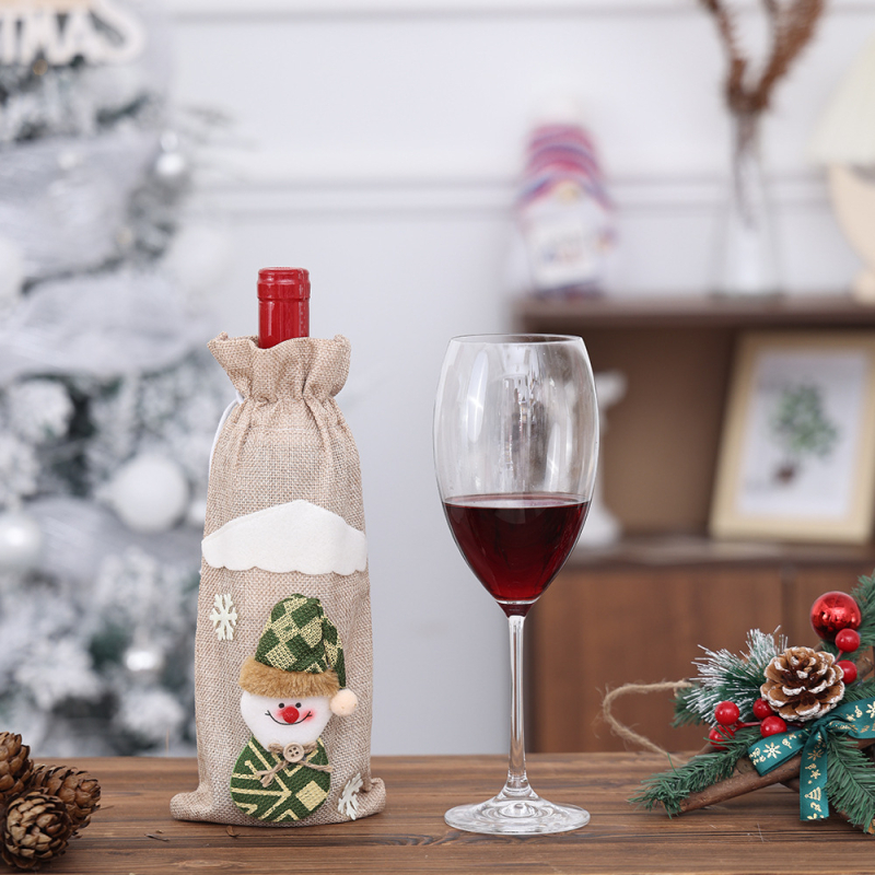 Audinio vyno buteliuko dėklas su sniego žmogeliuku – stalų dekoras iš audinio; stiliai: mielas, vakarietiškas, lengvas prabangos akcentas