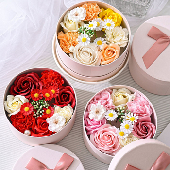 Yalin Подаръчна кутия с рози, карамфили и маргаритки – сапунени цветя