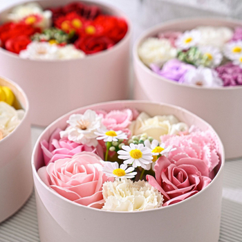 Yalin Подаръчна кутия с рози, карамфили и маргаритки – сапунени цветя