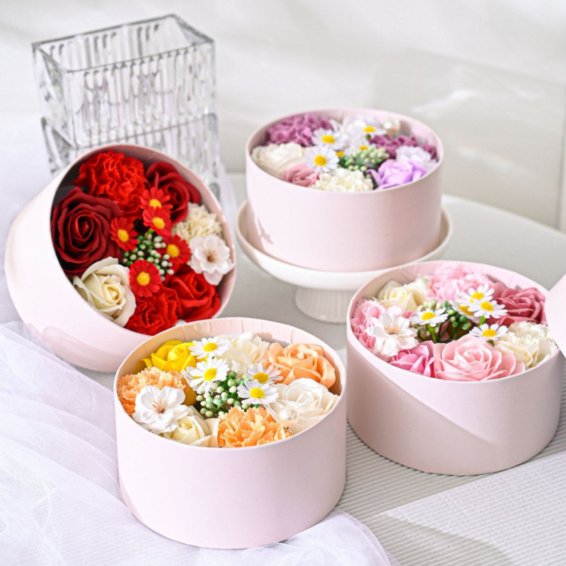 Yalin Подаръчна кутия с рози, карамфили и маргаритки – сапунени цветя