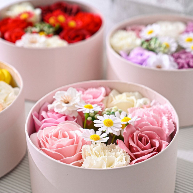 Yalin Подаръчна кутия с рози, карамфили и маргаритки – сапунени цветя