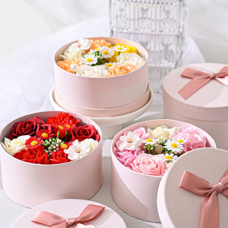 Yalin Подаръчна кутия с рози, карамфили и маргаритки – сапунени цветя
