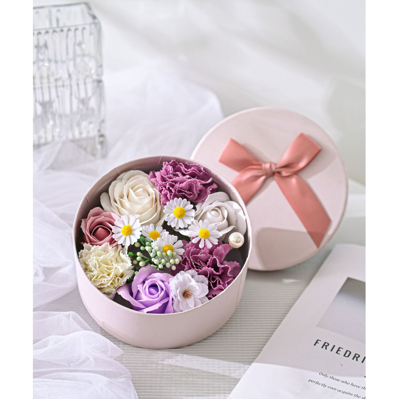 Yalin Подаръчна кутия с рози, карамфили и маргаритки – сапунени цветя